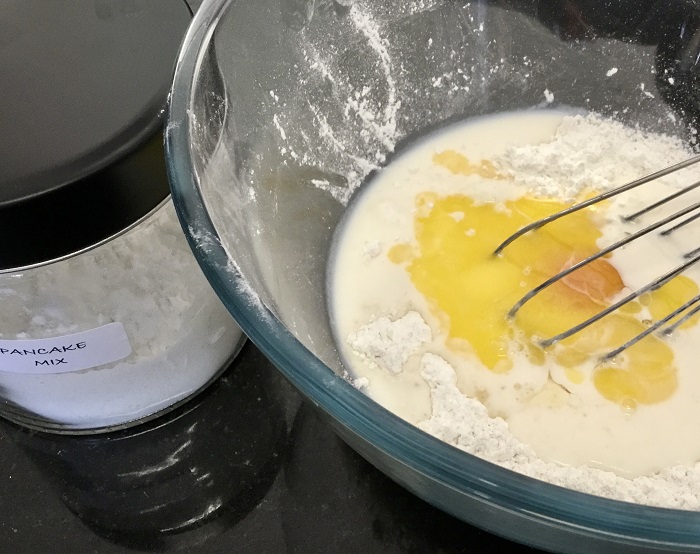 Anyone else uses a protein shaker for mixing pancake batter? : r/lifehacks