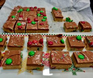 Christmas M&M Slice, cut in pieces